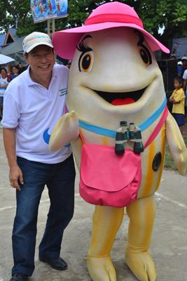 Mayor Yap with mascot