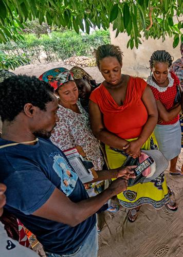 Female fish buyers in the Fequete