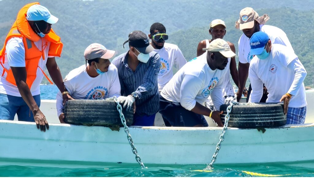  Rare, Centro de Estudios Marinos, and local and national government staff install buoys in coastal waters of Honduras.