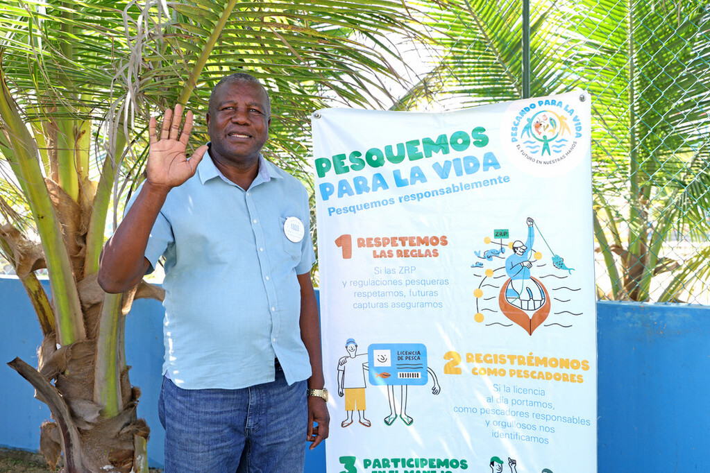 Noel Ruíz, Mayor of Santa Fe, Colón department, pledging to protect the ocean.