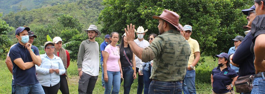  Jose Zarate (participant of the certificate program) speaking with other participants and facilitators of the certificate program during a field trip at his farm "Aula Viva Tropical" in Lejanias, Meta. In this field activity Rare showed the practices we are promoting in our project in Meta and their environmental and economic benefits for farmers. 