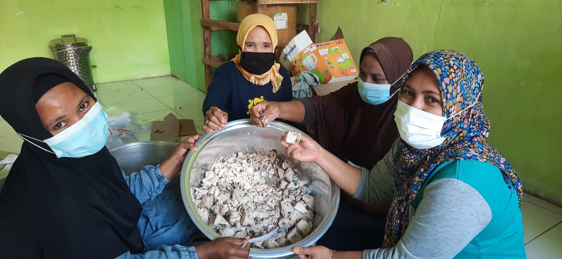 The women of Wabulu’s Fisheries Management Body produce fish floss as part of their new business model. 