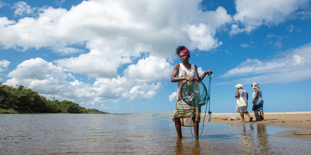 The Canoe Ladies are a self-organized group of 50 local women who fish daily to provide food and economic security to their families in Cocalito, a small fishing village in the Garifuna municipality of Iriona.