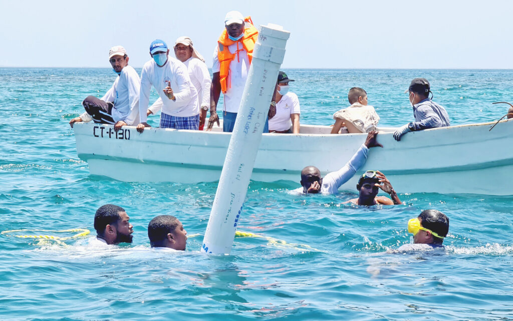 Placing the buoy in the demarcation zone in Cayo Blanco, Santa Fe. October 2021.This is an example of the Rules and Regulations behavioral lever.