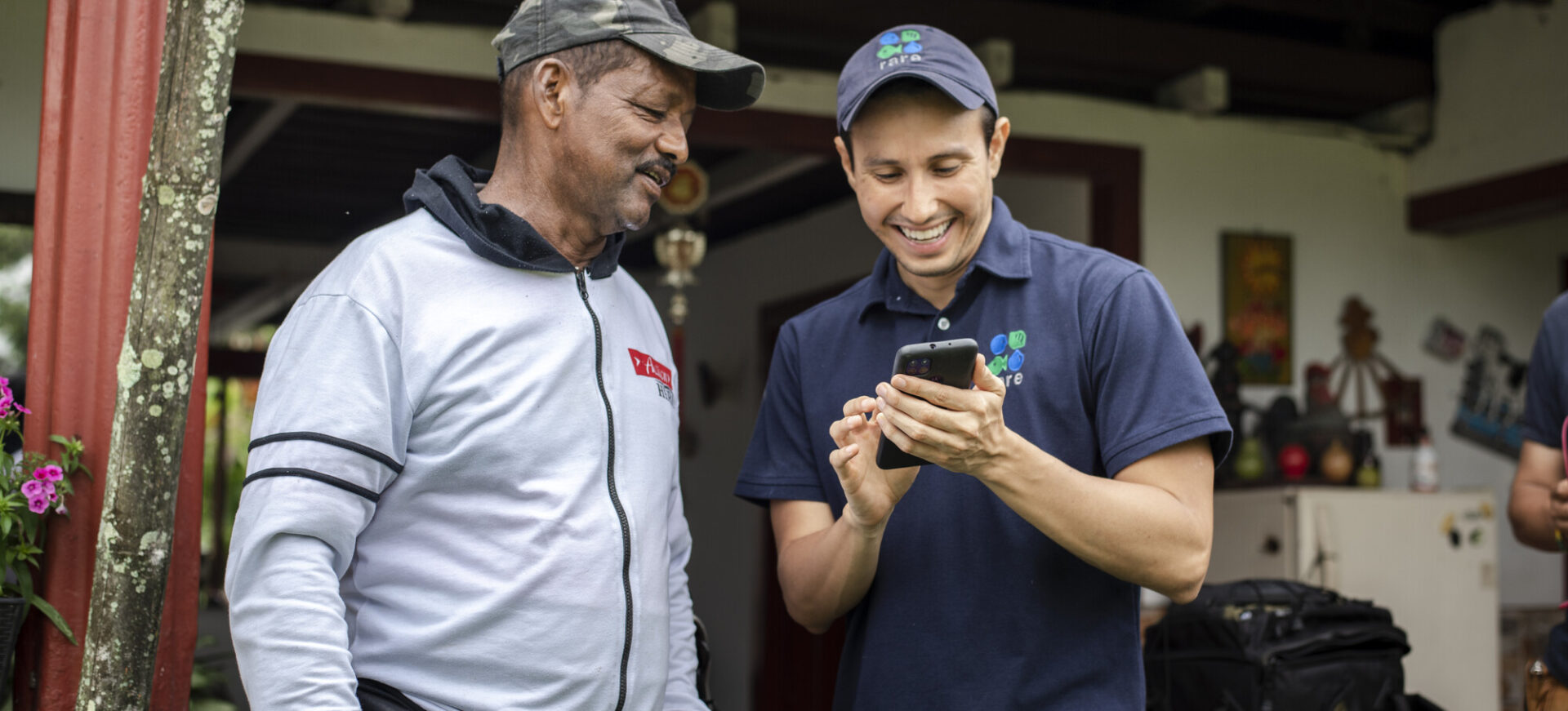 José Fernando Izquierdo Vergara, owner of the Las Camelias farm in La Veinticuatro, Meta, Colombia where he grows cacao, oranges, and mandarins. He works alongside his wife and son and uses sustainable practices that Rare taught them.