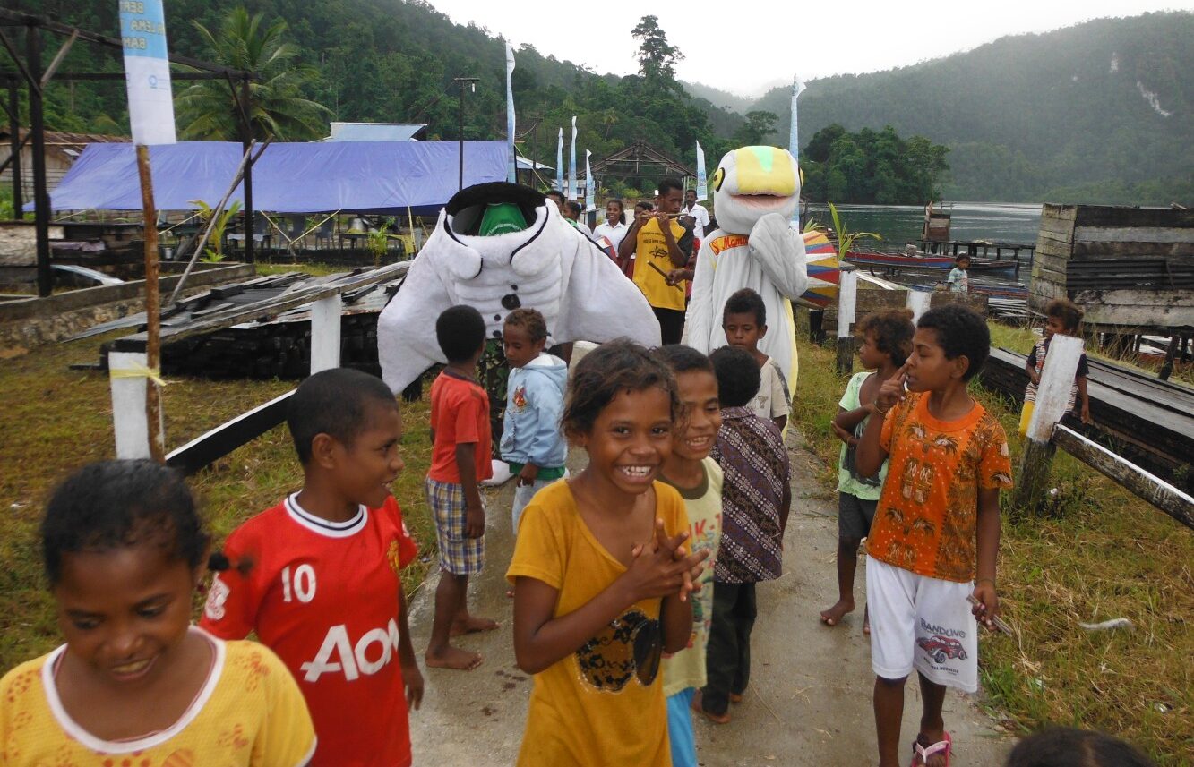 In 2013, Rare supported a Pride Campaign in the community of Mayalibit in Raja Ampat, Indonesia. The community chose a manta ray as one of its mascots. 