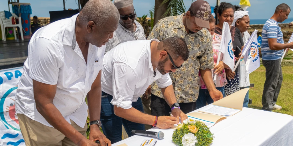 Mayors signing pledges in Honduras.