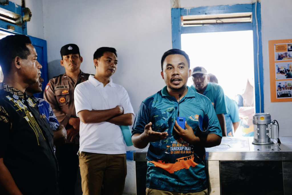 Gani Rudin presenting in front of the ice machine