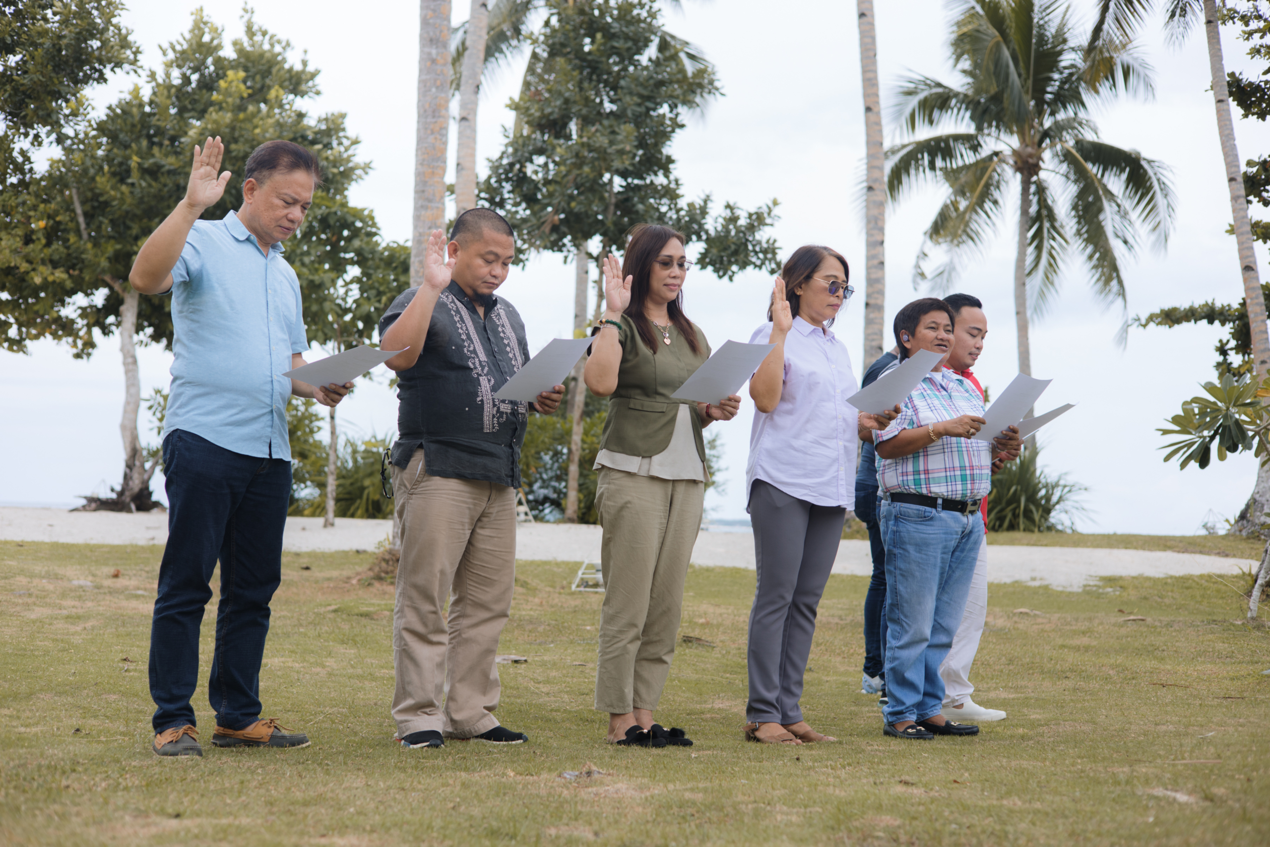 Coastal 500 members in the Philippines taking the Coastal 500 pledge. (From left to right) Vice Mayor Dodong Dolar of Santa Monica, Mayor Alfredo Coro Jr of Del Carmen, Mayor Gina Menil of San Benito, Mayor Angie Arcena of Burgos, Mayor Liza Ressurreccion of Pilar, Vice Mayor Gerry Abejo of Dapa. Location: Siargao, Philippines. August, 2023.