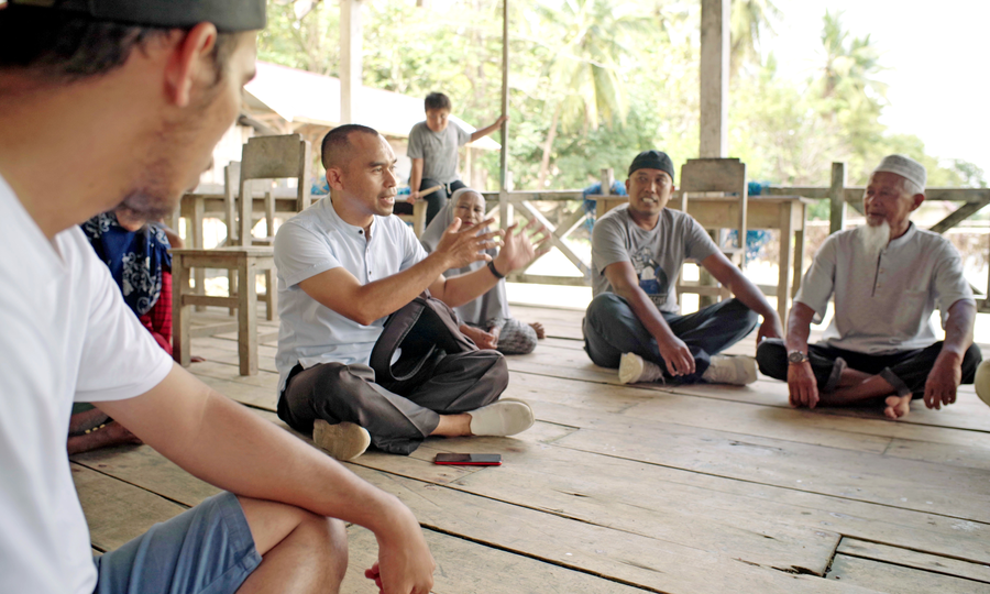 Government leader and community facilitator in Pasi Kolaga.