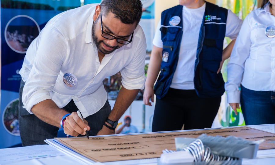 Luis Soliz, Minister Director of the National Institute of Forest Conservation and Development (ICF), signing a pledge to secure the first 12 nautical miles of the northern Honduran coast, promote responsible artisanal fishing practices, conduct a comprehensive review of environmental legal frameworks, and proactively address marine pollution.